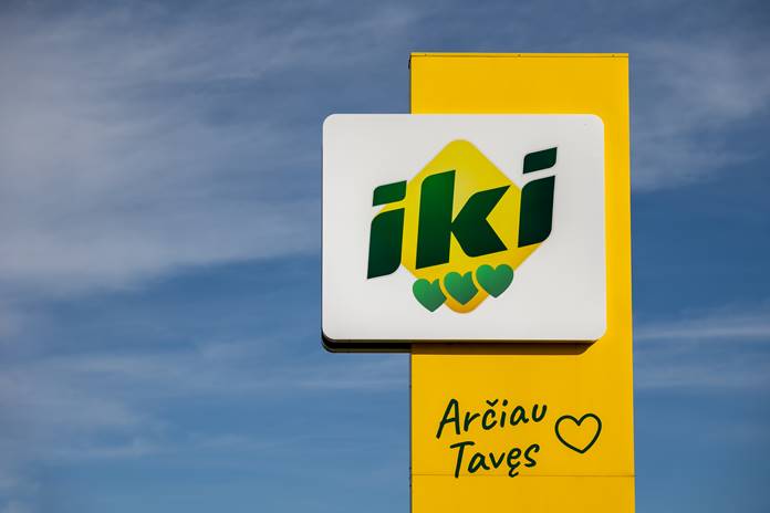 „Iki“ prekybos tinklo logotipas ir šūkis „Arčiau Tavęs“.
