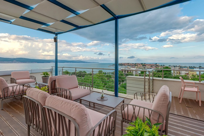 Atsinaujinęs „Sol Marina Palace“ kviečia vakaroti terasoje su vaizdu į Nesebaro senamiestį.