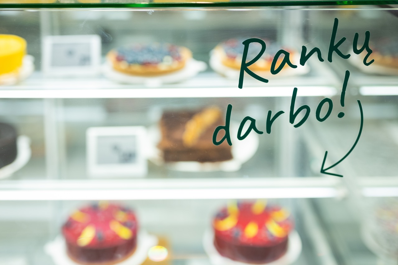 Rankų darbo IKI tortai vitrinose su dekoracijomis Motinos dienai