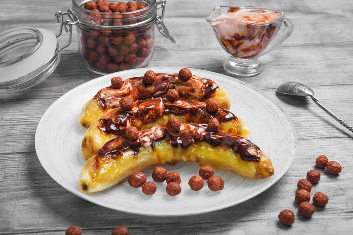 Kepti bananai su ledais, šokoladu ir riešutais